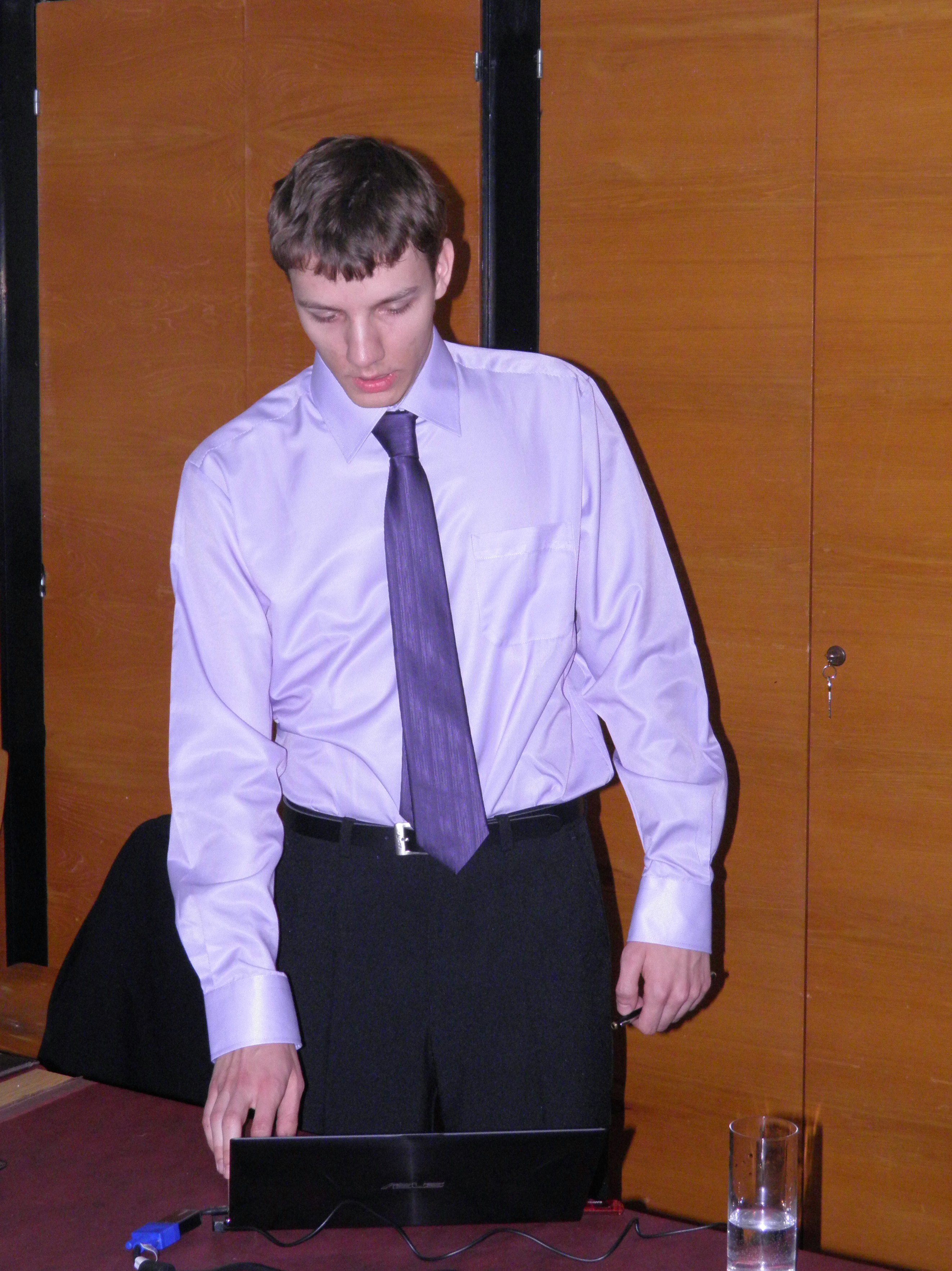 Študent M. Šinger sa pripravuje na obhajobu DP, 19.VI.2013